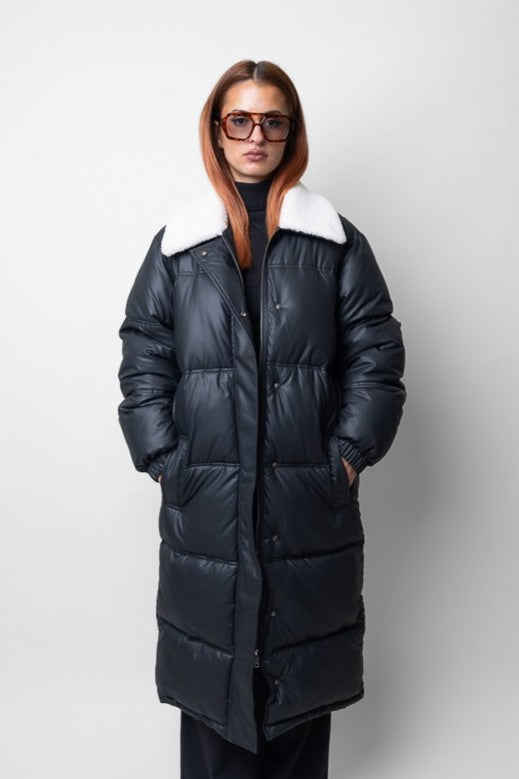 CHAQUETA DE PLUMAS ACOLCHADA CON CUELLO DE PIEL DE OVEJA