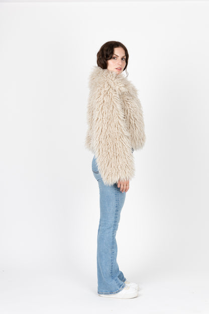 MANTEAU COURT EN FAUSSE FOURRURE MOUTON