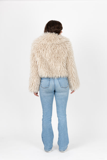 MANTEAU COURT EN FAUSSE FOURRURE MOUTON