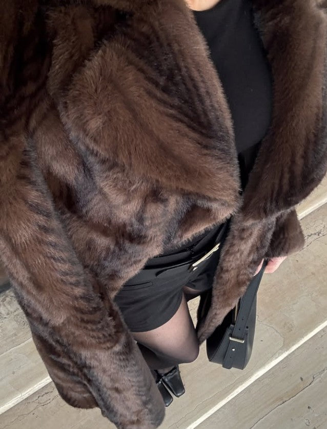 MANTEAU LONG EN FAUSSE FOURRURE À RAYURES