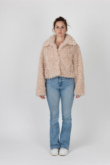 MANTEAU COURT EN FAUSSE FOURRURE MOUTON