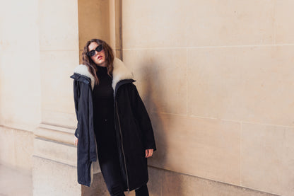 PARKA LARGA CON INTERIOR Y CUELLO DE PIEL SINTÉTICA