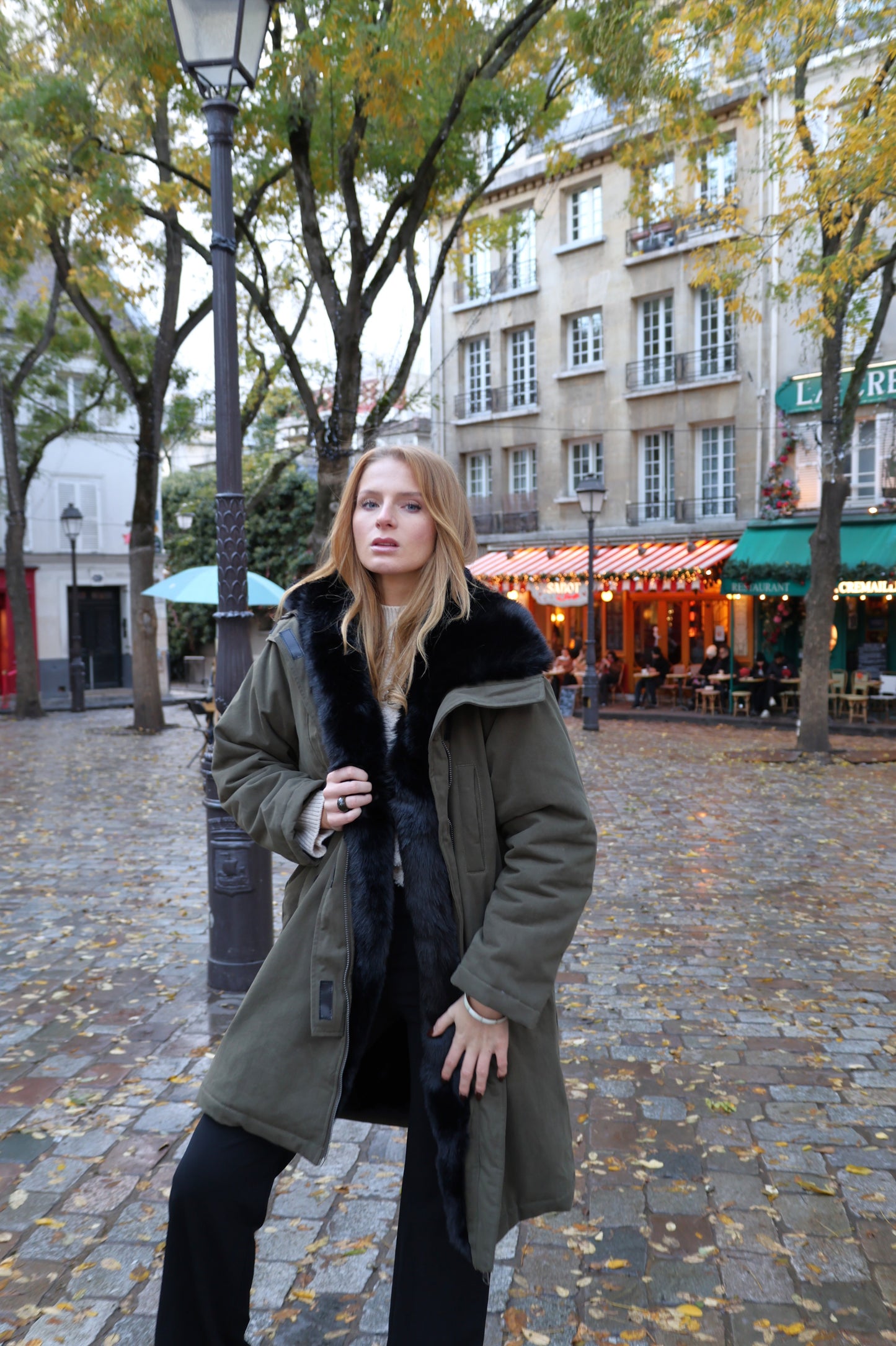 PARKA LARGA CON INTERIOR Y CUELLO DE PIEL SINTÉTICA