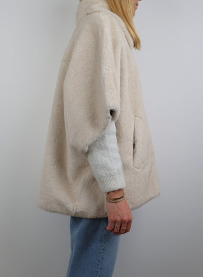 CAPE EN FAUSSE FOURRURE