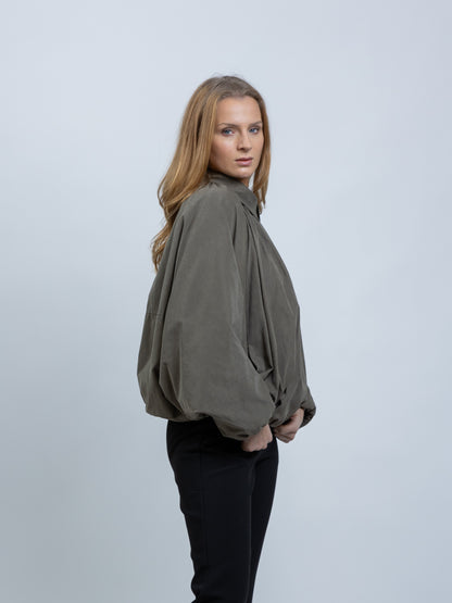 CHAQUETA ABUNDANTE CON CREMALLERA