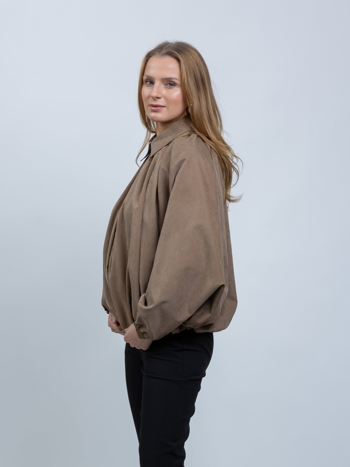 CHAQUETA ABUNDANTE CON CREMALLERA