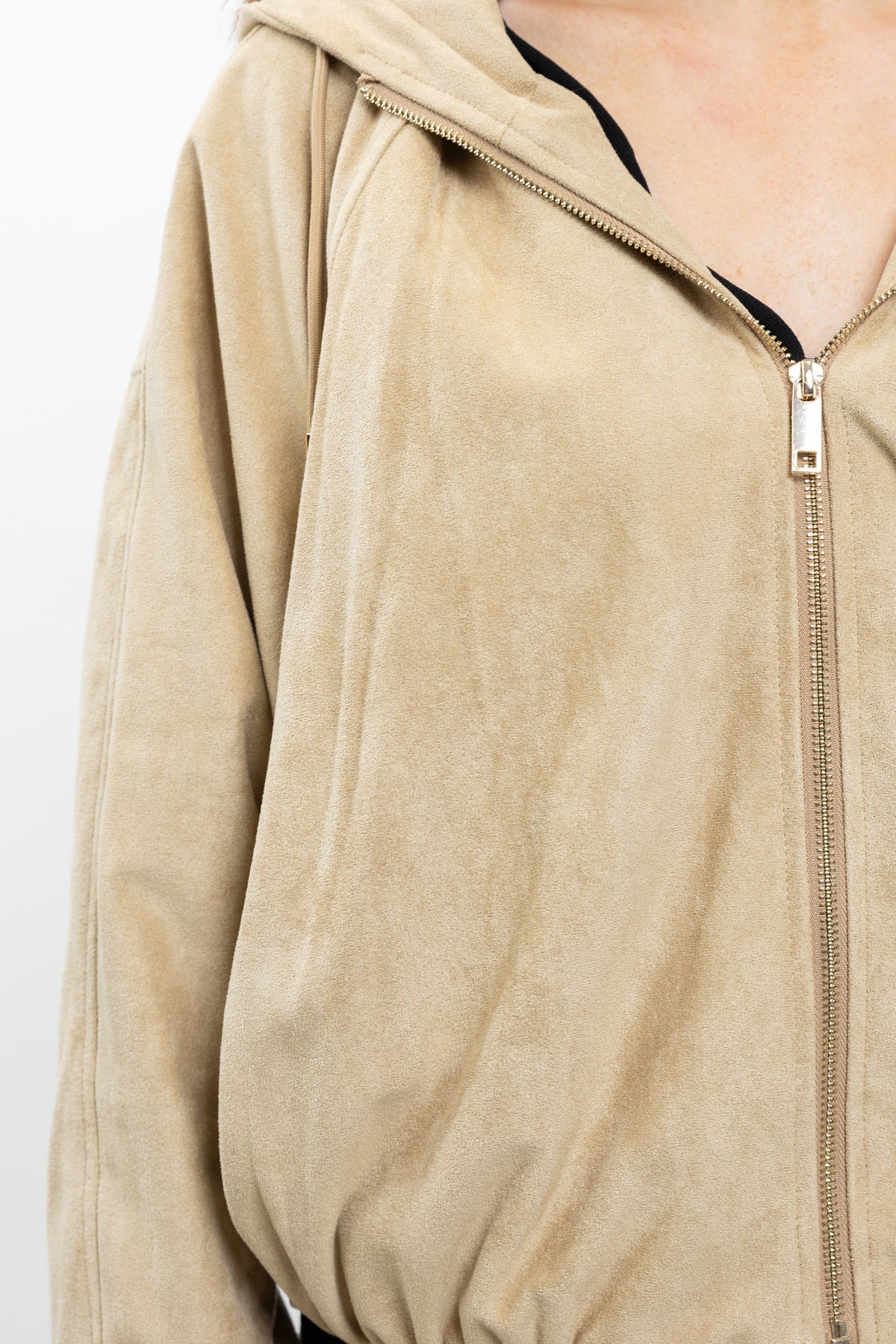CHAQUETA CON CAPUCHA Y CREMALLERA EFECTO ANTE