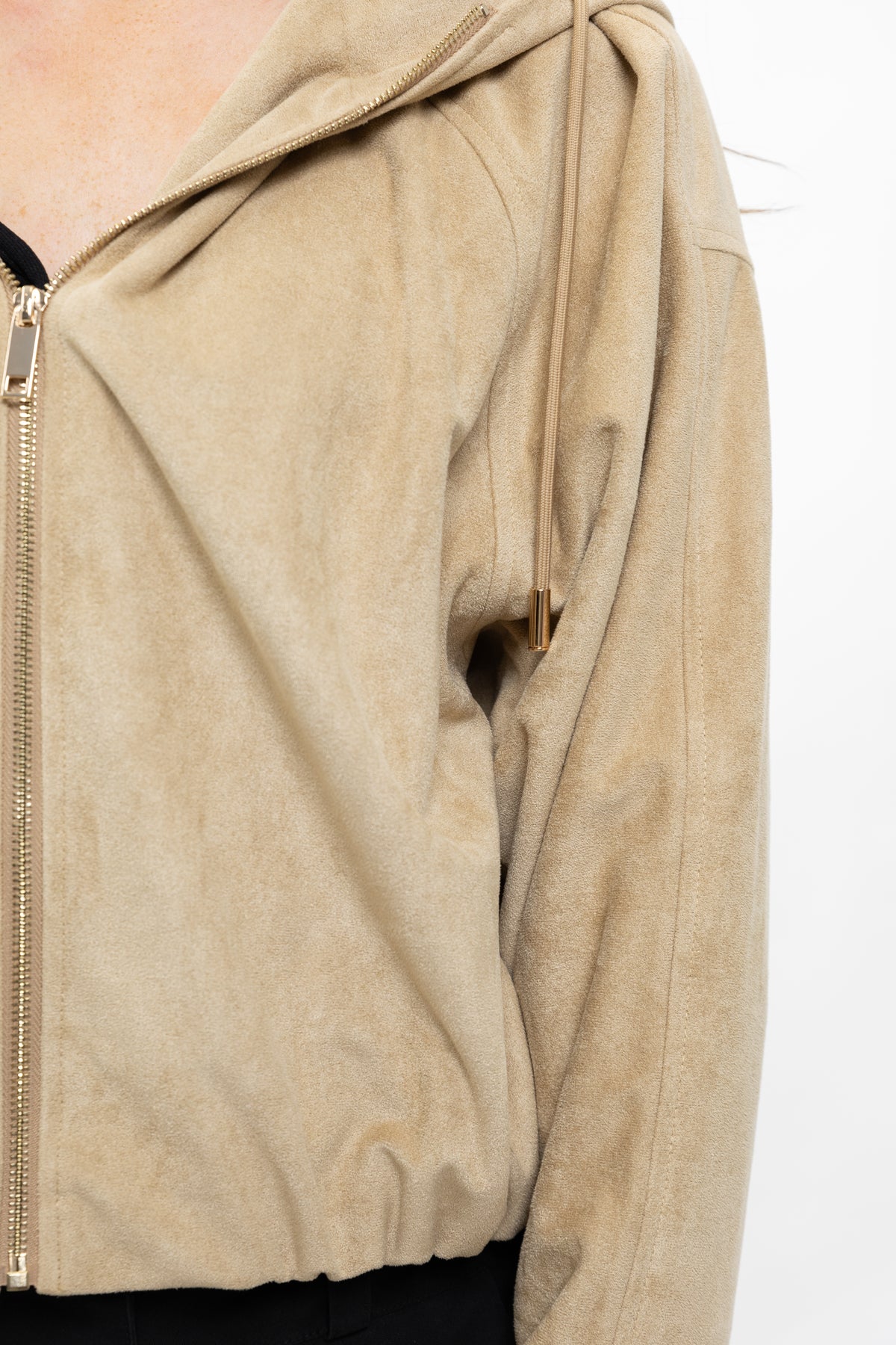 CHAQUETA CON CAPUCHA Y CREMALLERA EFECTO ANTE