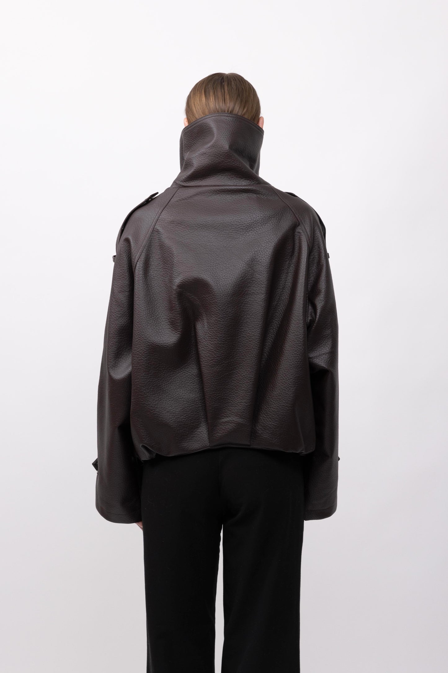 CAZADORA DE PIEL SINTÉTICA CON CUELLO ALTO