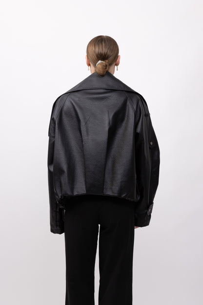 CAZADORA DE PIEL SINTÉTICA CON CUELLO ALTO