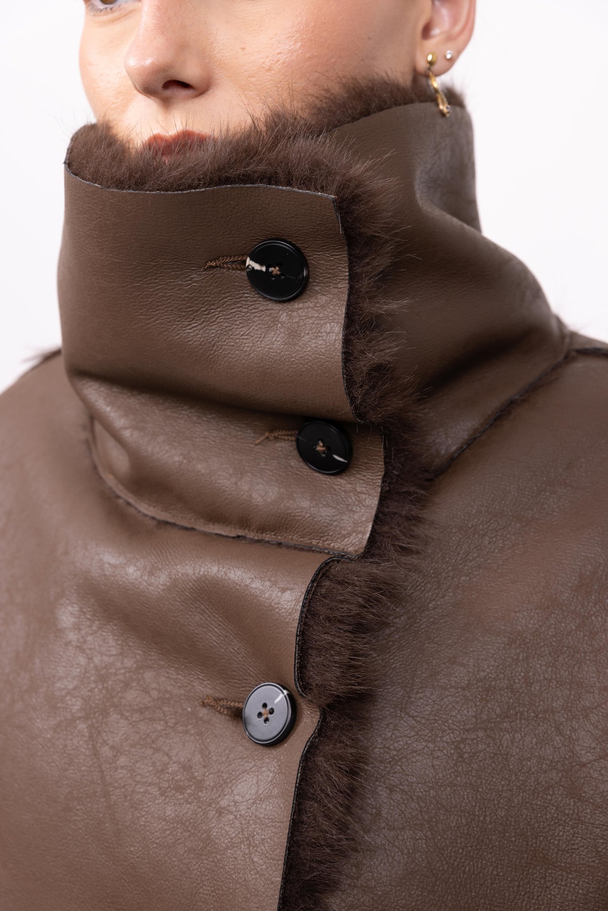 MANTEAU COURT A FAUSSE FOURRURE RÉVERSIBLE