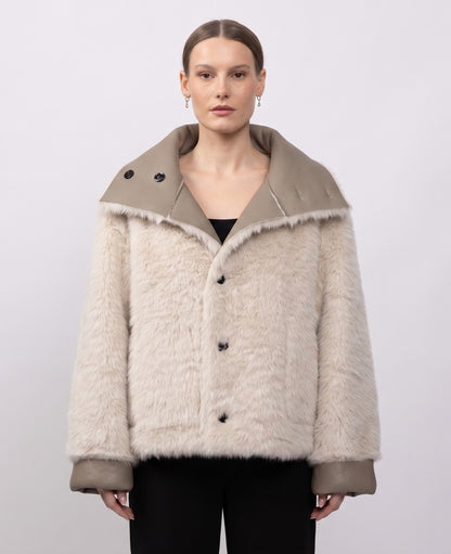 MANTEAU COURT A FAUSSE FOURRURE RÉVERSIBLE