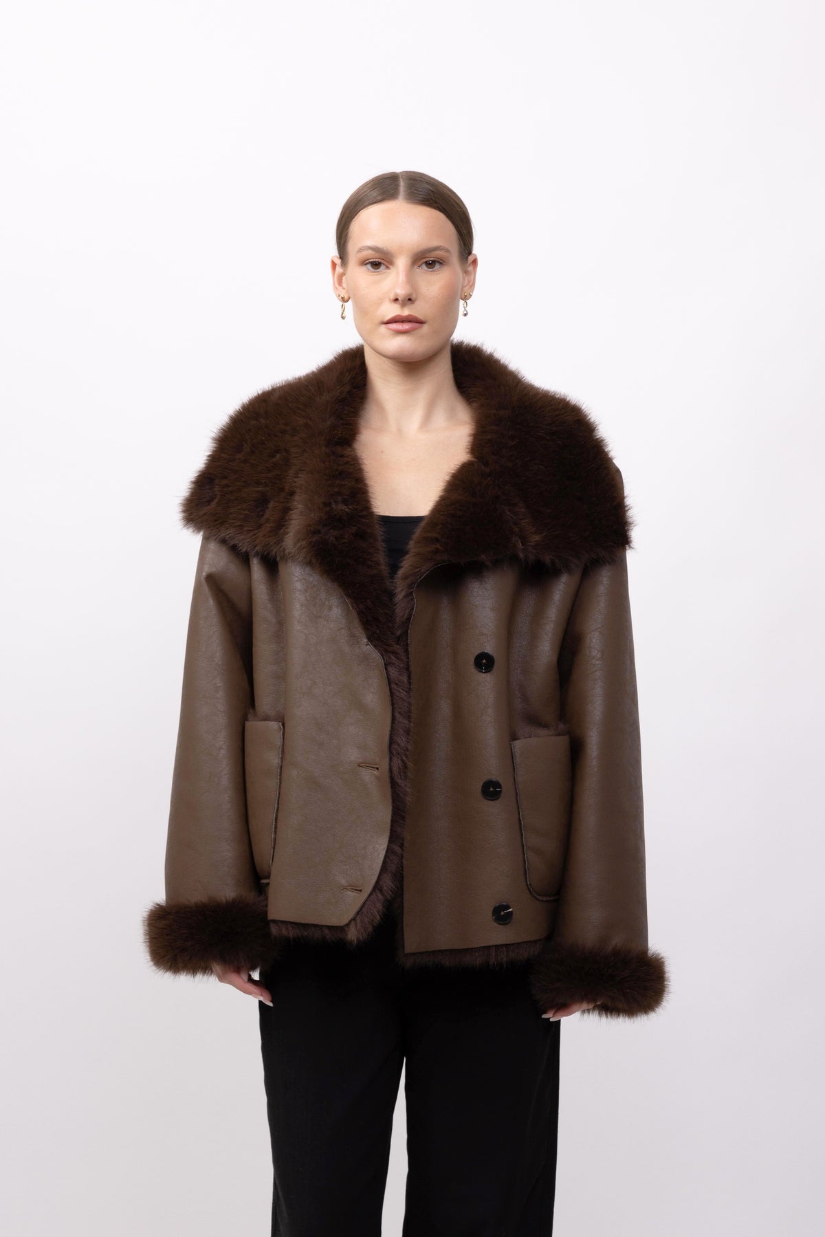 MANTEAU COURT A FAUSSE FOURRURE RÉVERSIBLE