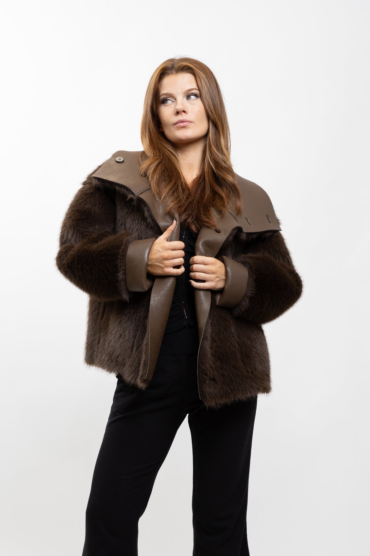MANTEAU COURT A FAUSSE FOURRURE RÉVERSIBLE