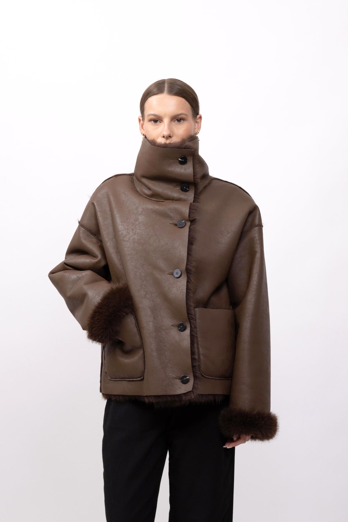 MANTEAU COURT A FAUSSE FOURRURE RÉVERSIBLE