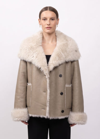 MANTEAU COURT A FAUSSE FOURRURE RÉVERSIBLE