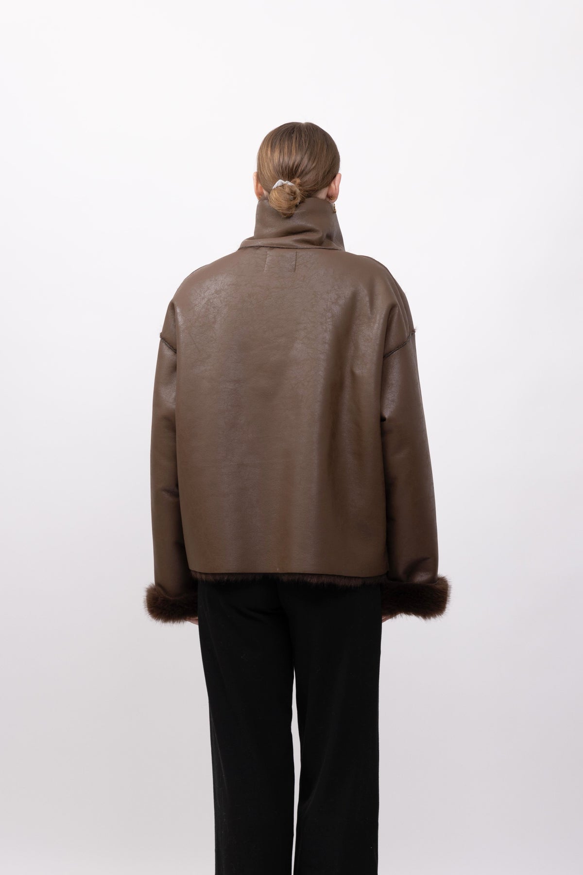 MANTEAU COURT A FAUSSE FOURRURE RÉVERSIBLE