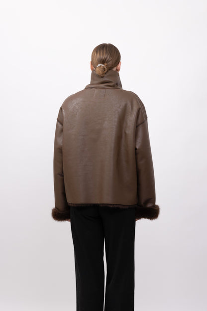 MANTEAU COURT A FAUSSE FOURRURE RÉVERSIBLE