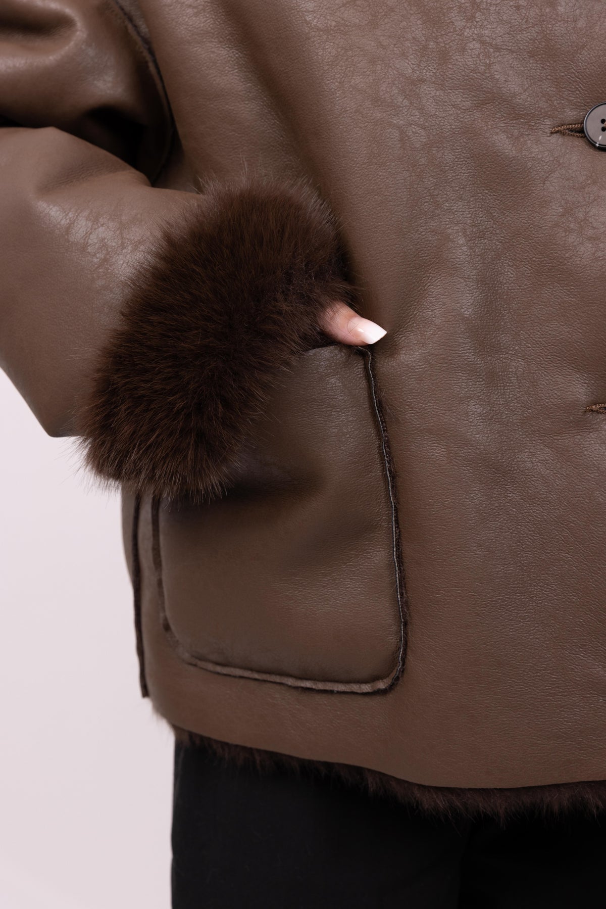 MANTEAU COURT A FAUSSE FOURRURE RÉVERSIBLE