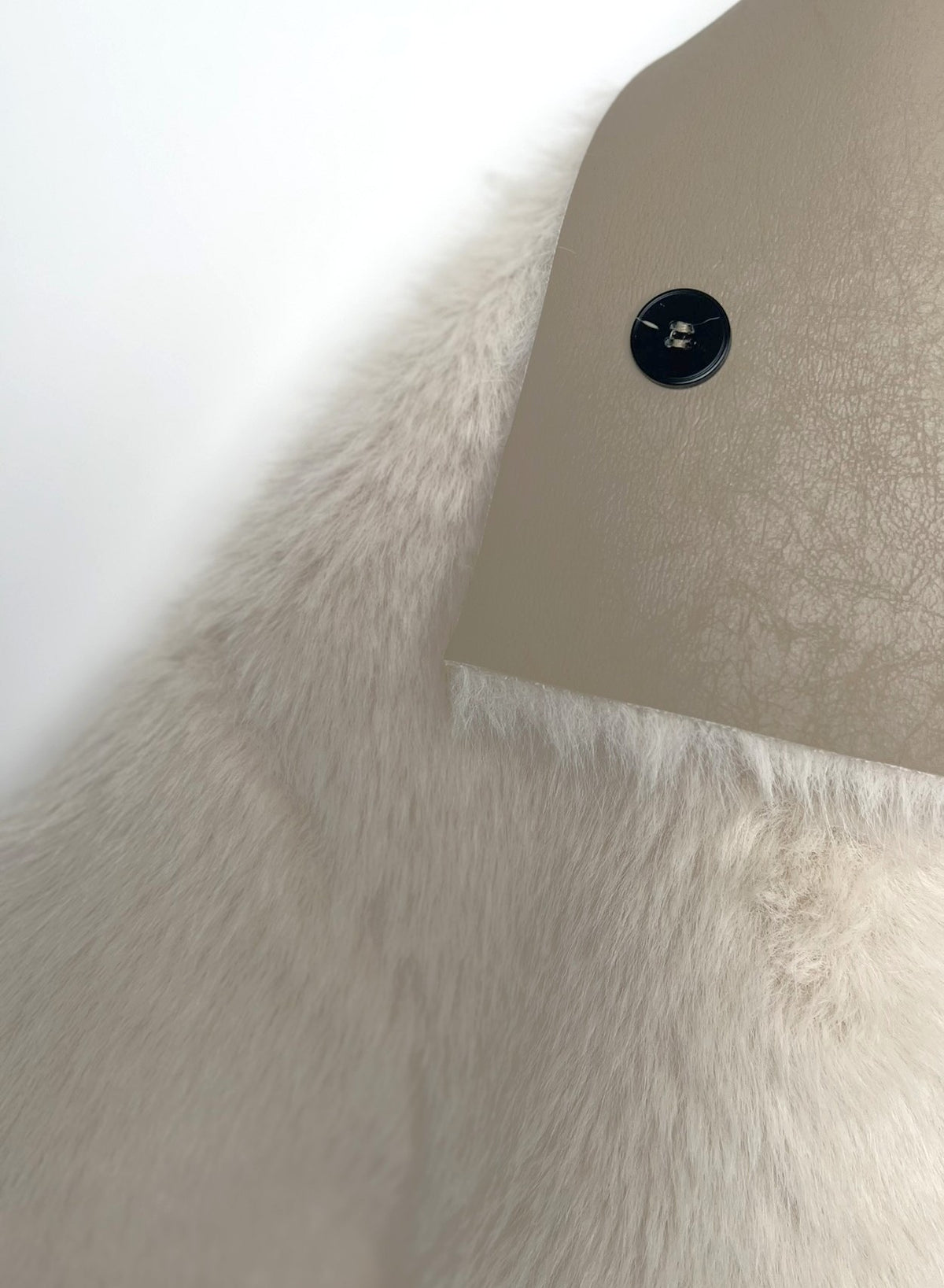 MANTEAU COURT A FAUSSE FOURRURE RÉVERSIBLE