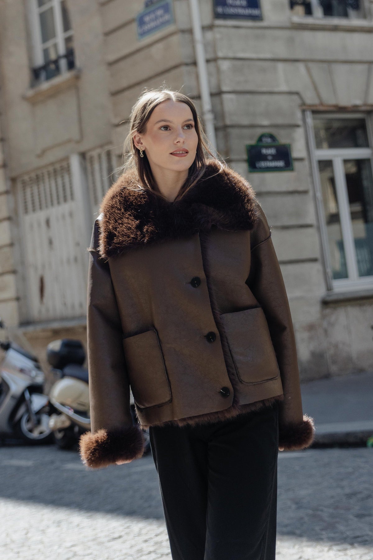 MANTEAU COURT A FAUSSE FOURRURE RÉVERSIBLE