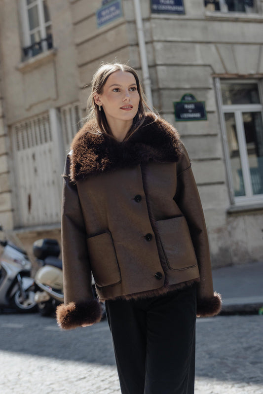 MANTEAU COURT A FAUSSE FOURRURE RÉVERSIBLE