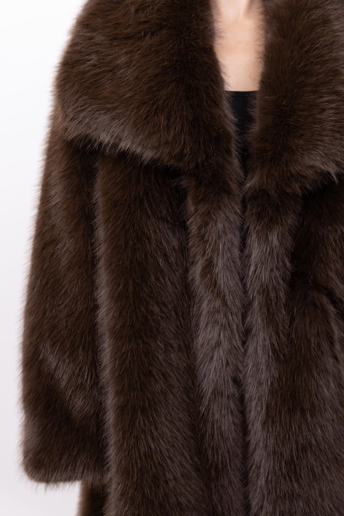 MANTEAU MI-LONG EN FAUSSE FOURRURE EFFET RENARD