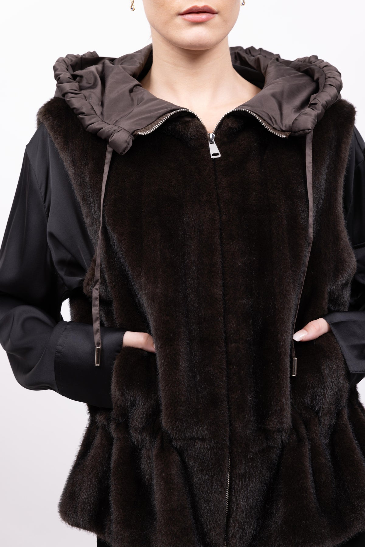 GILET FAUSSE FOURRURE À CAPUCHE CONTRASTANTE - K-ZELL PARIS