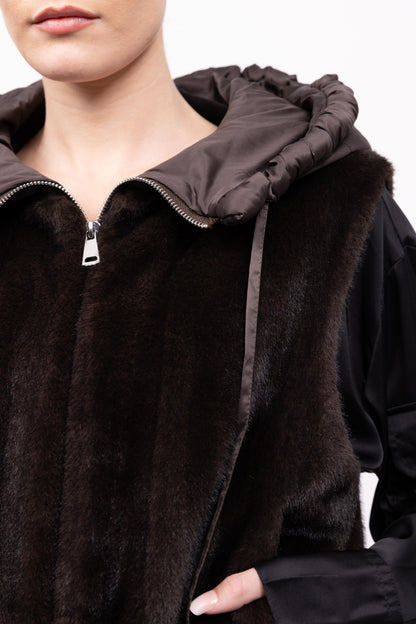 GILET FAUSSE FOURRURE À CAPUCHE CONTRASTANTE - K-ZELL PARIS