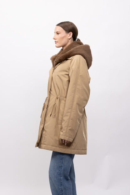 PARKA IMPERMEABLE CON CAPUCHA DESMONTABLE DE PELO SINTÉTICO