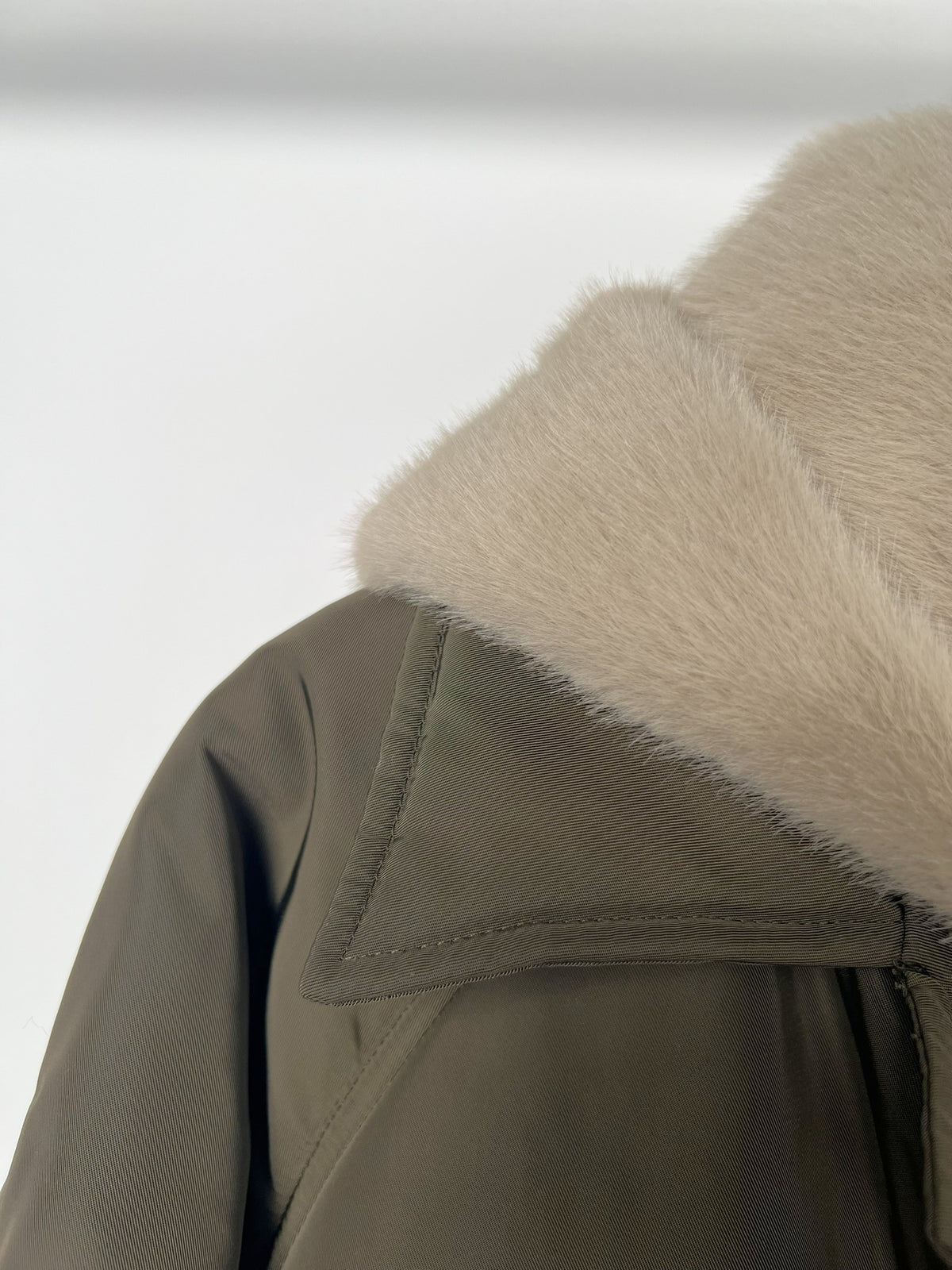 PARKA IMPERMEABLE CON CAPUCHA DESMONTABLE DE PELO SINTÉTICO