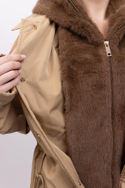PARKA IMPERMEABLE CON CAPUCHA DESMONTABLE DE PELO SINTÉTICO