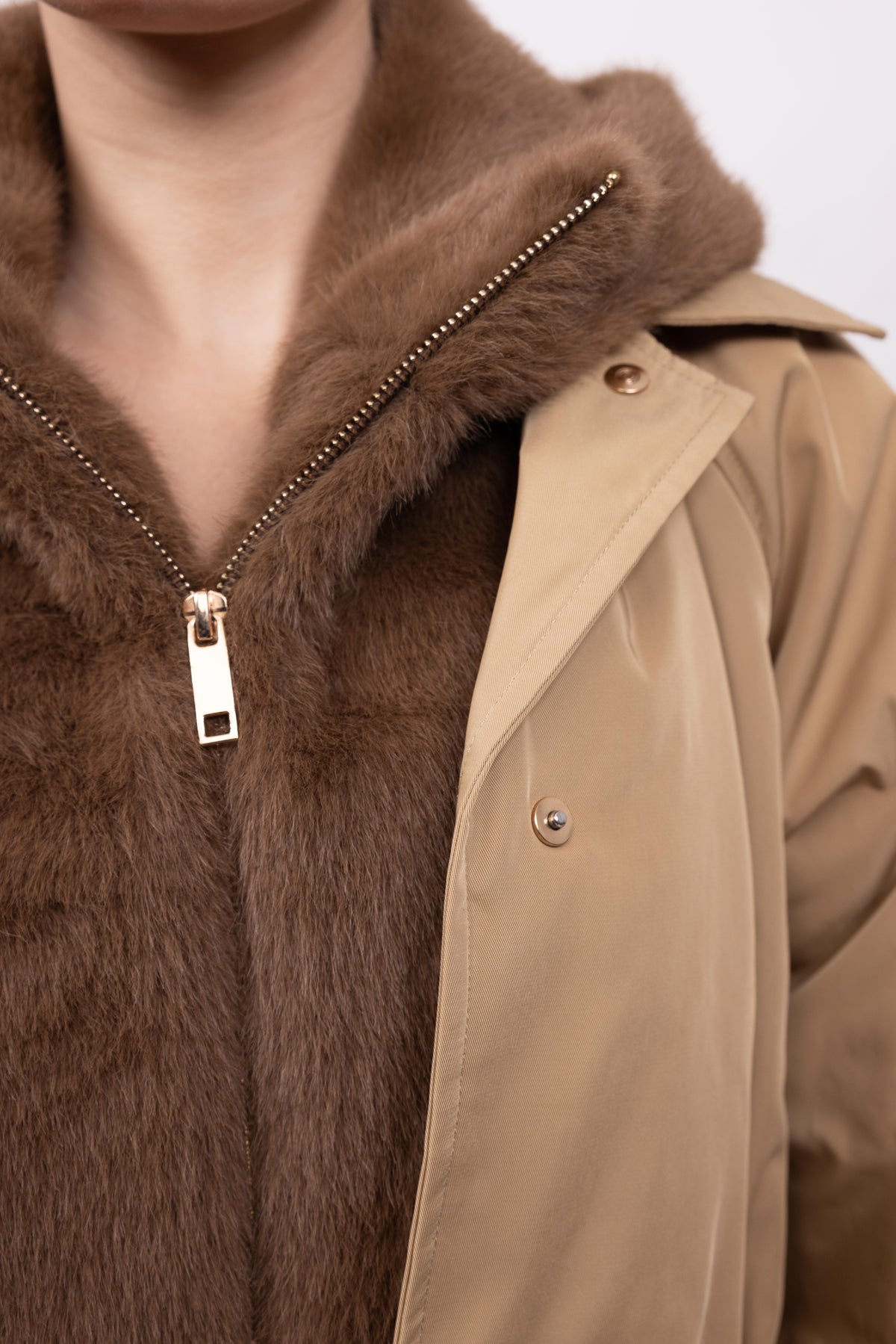 PARKA IMPERMEABLE CON CAPUCHA DESMONTABLE DE PELO SINTÉTICO