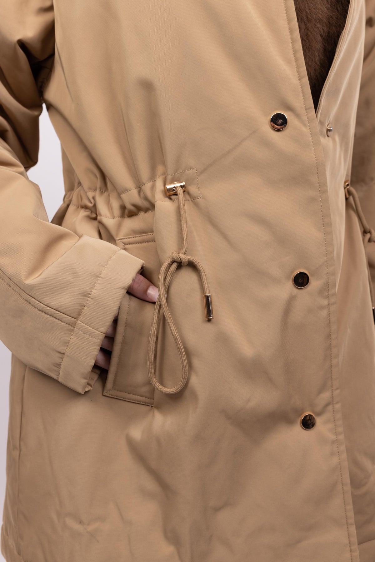 PARKA IMPERMEABLE CON CAPUCHA DESMONTABLE DE PELO SINTÉTICO
