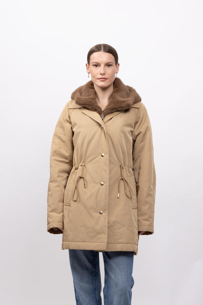 PARKA IMPERMEABLE CON CAPUCHA DESMONTABLE DE PELO SINTÉTICO