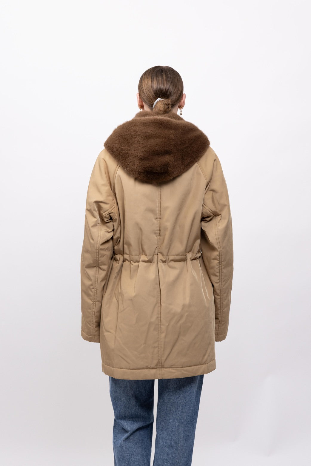 PARKA IMPERMEABLE CON CAPUCHA DESMONTABLE DE PELO SINTÉTICO