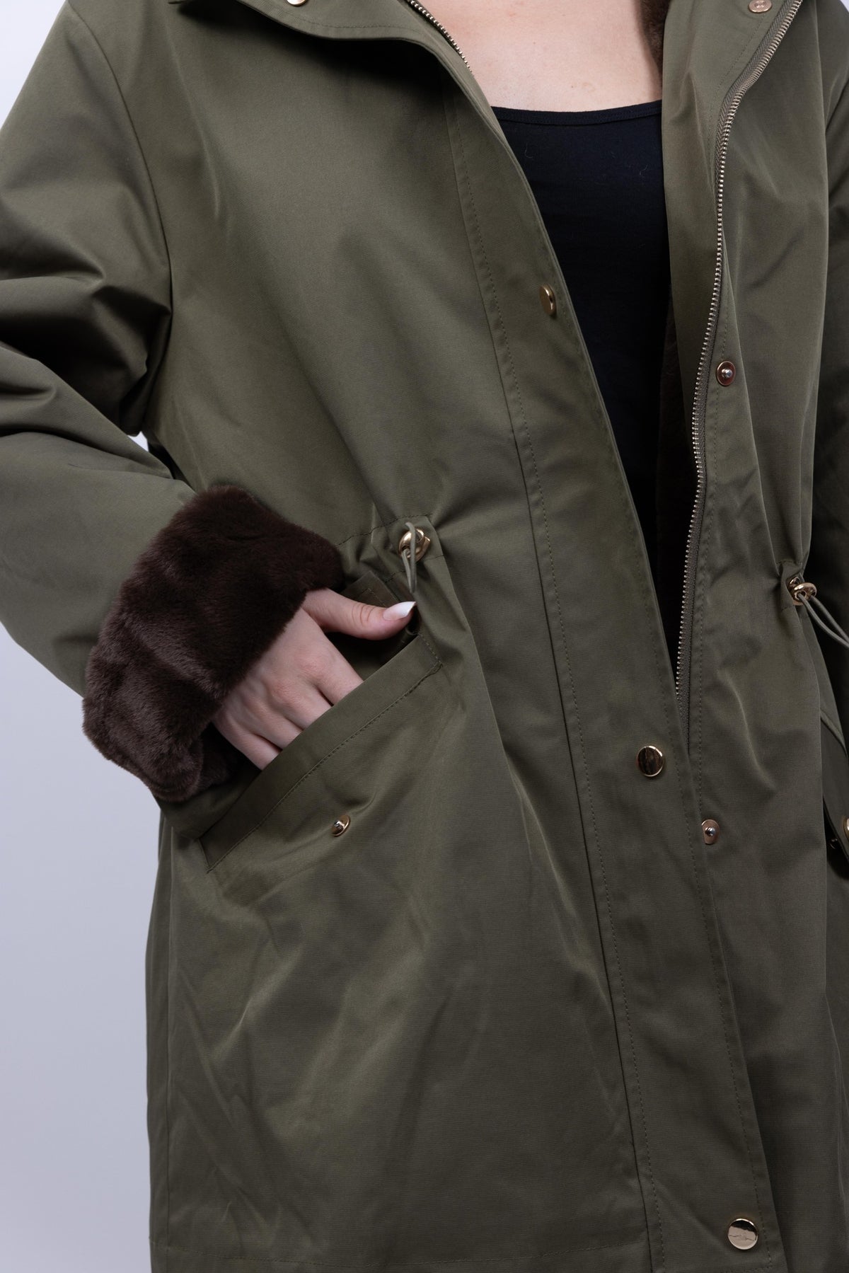 PARKA IMPERMEABLE CON CAPUCHA E INTERIOR DE PELO SINTÉTICO