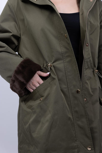 PARKA IMPERMEABLE CON CAPUCHA E INTERIOR DE PELO SINTÉTICO