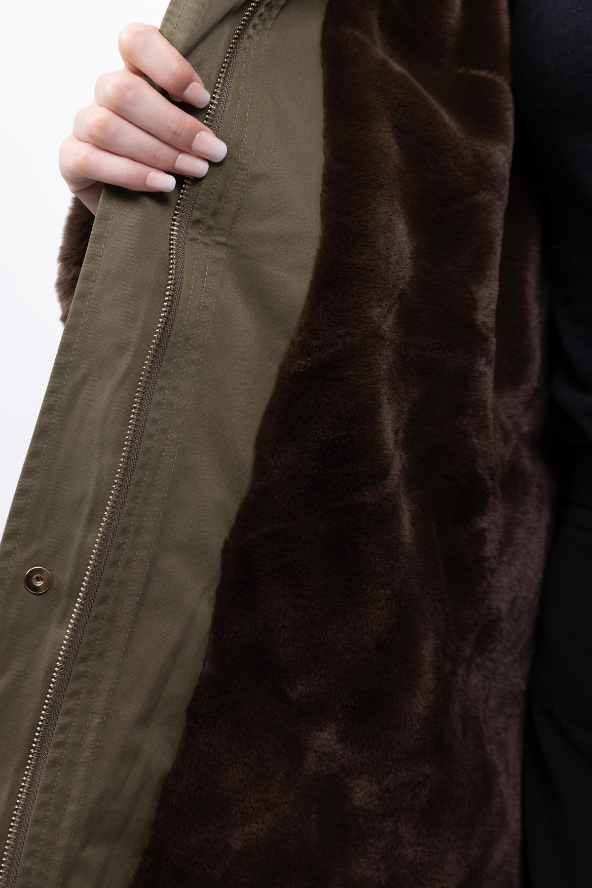 PARKA IMPERMEABLE CON CAPUCHA E INTERIOR DE PELO SINTÉTICO