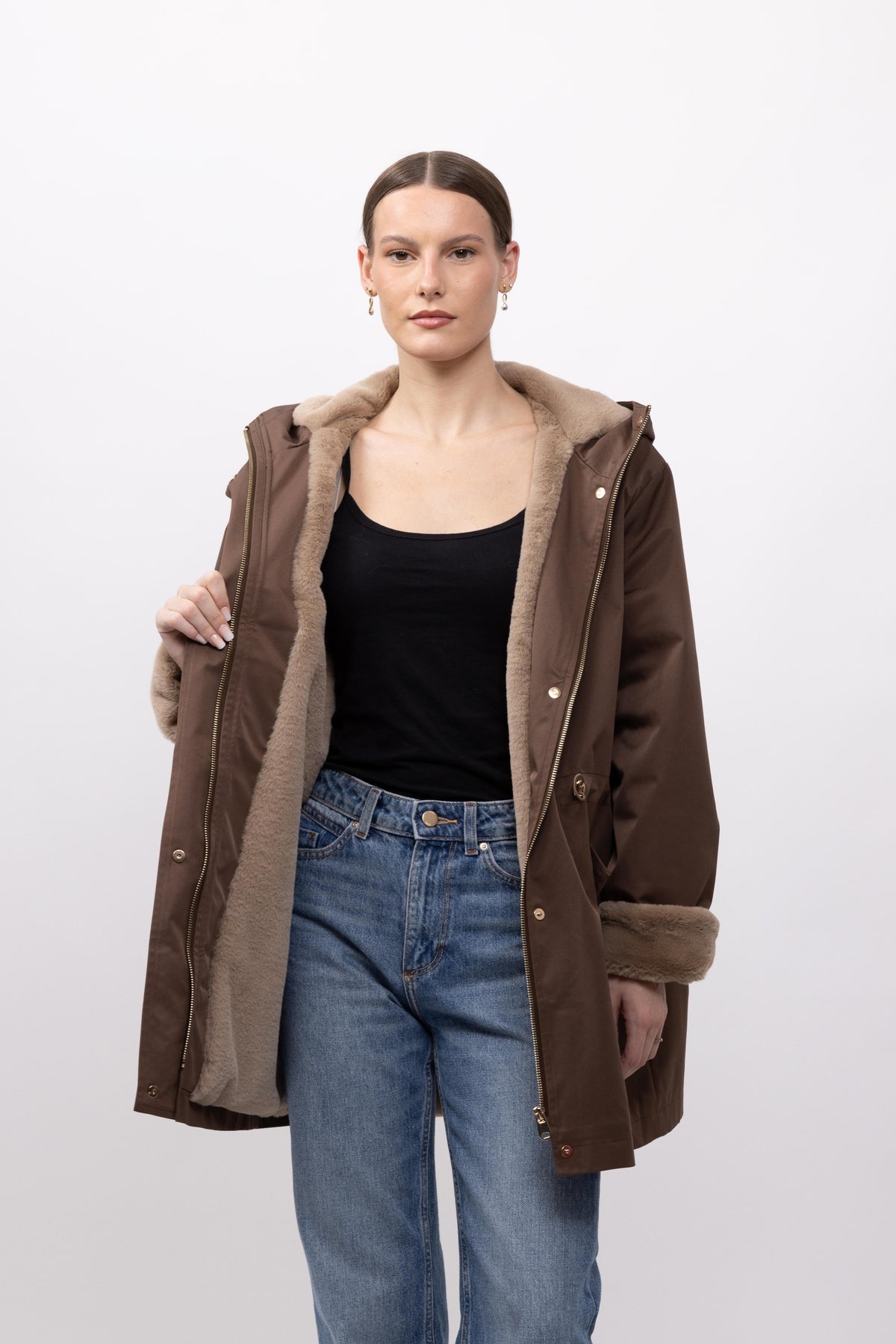 PARKA IMPERMEABLE CON CAPUCHA E INTERIOR DE PELO SINTÉTICO