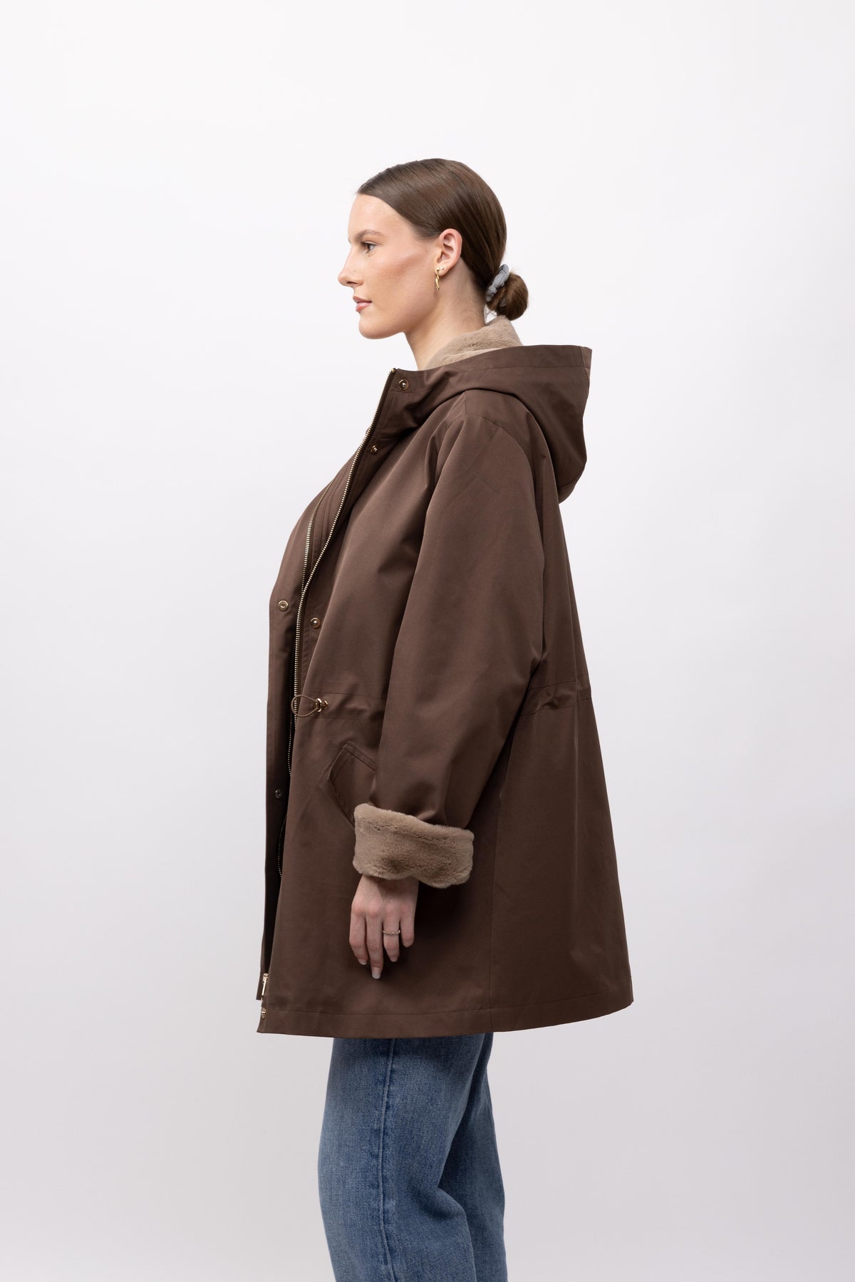 PARKA IMPERMEABLE CON CAPUCHA E INTERIOR DE PELO SINTÉTICO