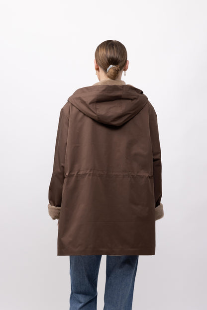 PARKA IMPERMEABLE CON CAPUCHA E INTERIOR DE PELO SINTÉTICO