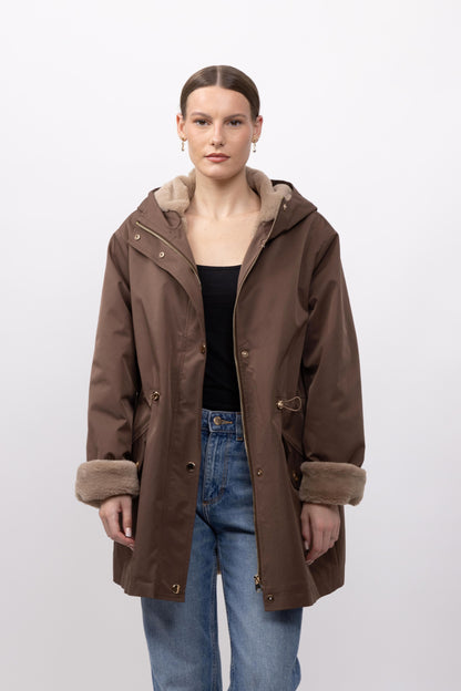 PARKA IMPERMEABLE CON CAPUCHA E INTERIOR DE PELO SINTÉTICO