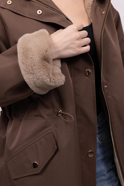 PARKA IMPERMEABLE CON CAPUCHA E INTERIOR DE PELO SINTÉTICO