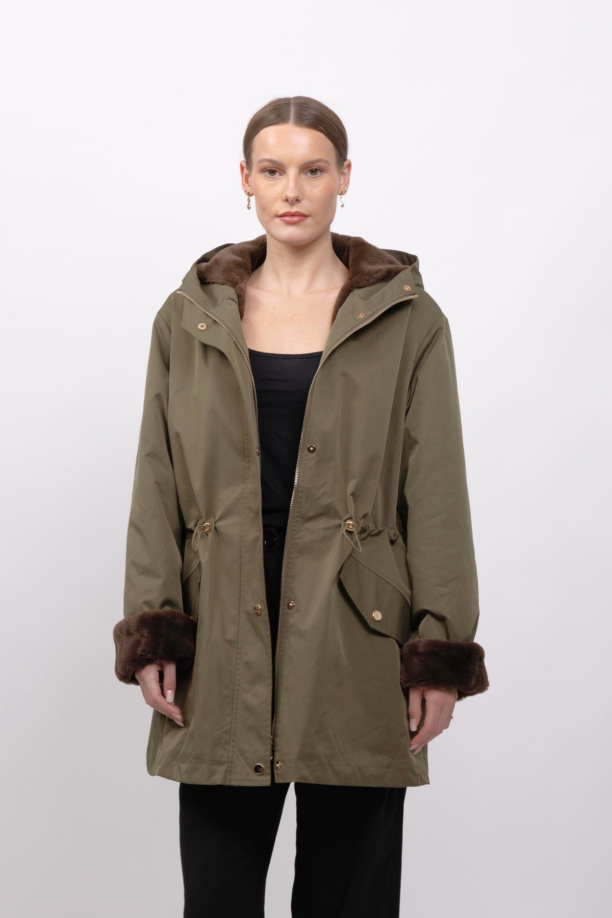 PARKA IMPERMEABLE CON CAPUCHA E INTERIOR DE PELO SINTÉTICO