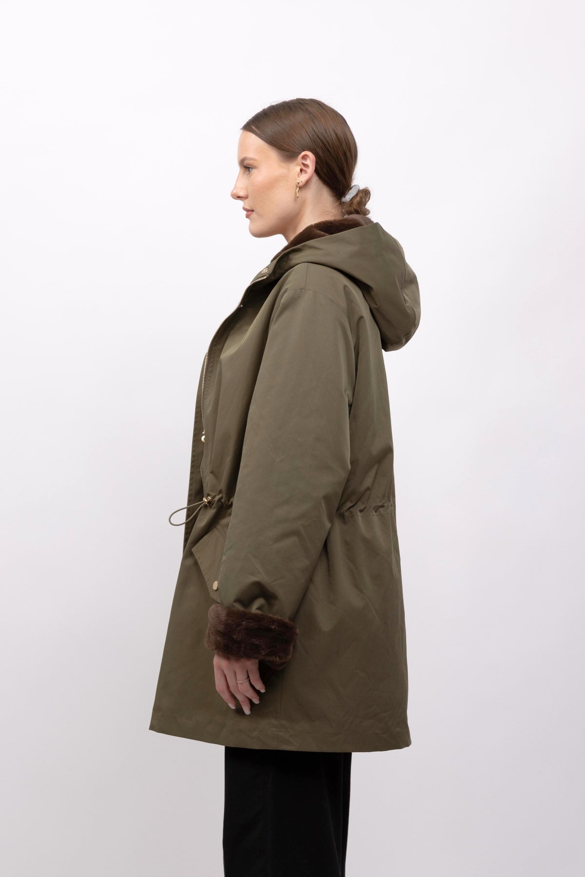 PARKA IMPERMEABLE CON CAPUCHA E INTERIOR DE PELO SINTÉTICO