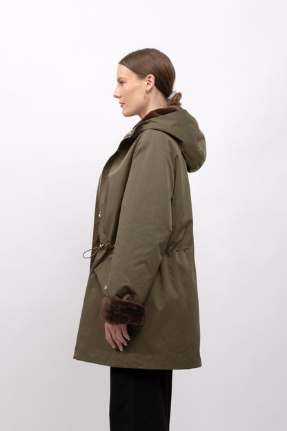 PARKA IMPERMEABLE CON CAPUCHA E INTERIOR DE PELO SINTÉTICO
