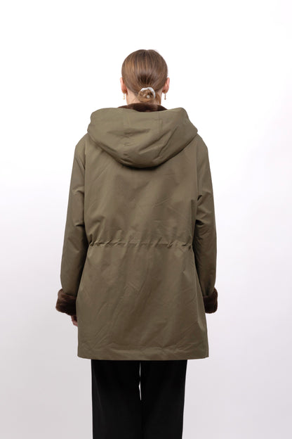 PARKA IMPERMEABLE CON CAPUCHA E INTERIOR DE PELO SINTÉTICO