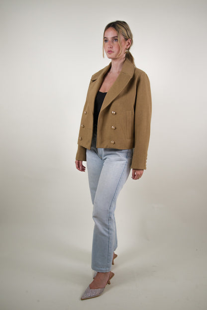 VESTE COURTE À DOUBLE BOUTONNAGE