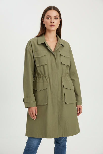 Parka de longitud media con cinturón y bolsillos
